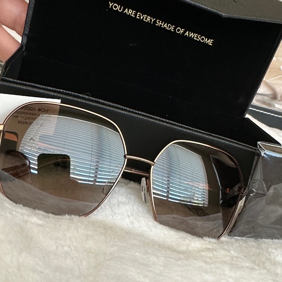 Prive Revaux Gold wire frame Sunglasses new with case and dust cloth - Picture 2 of 2